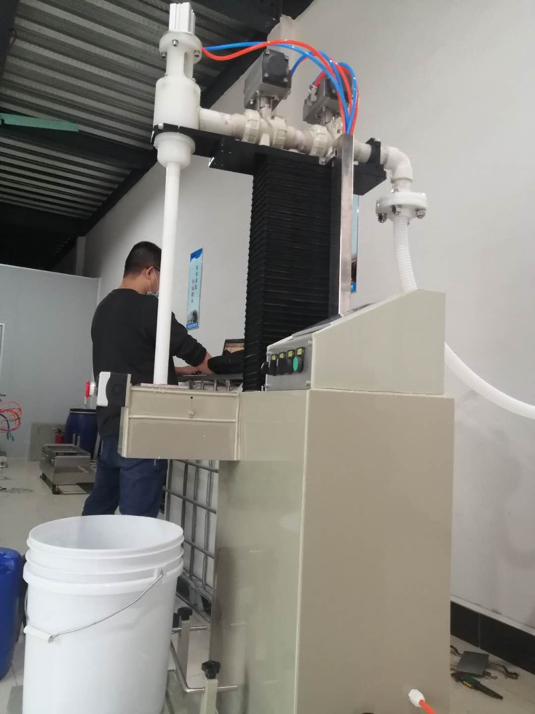 如何确保化工医药润滑油200升灌装机的灌装精度达到最佳状态